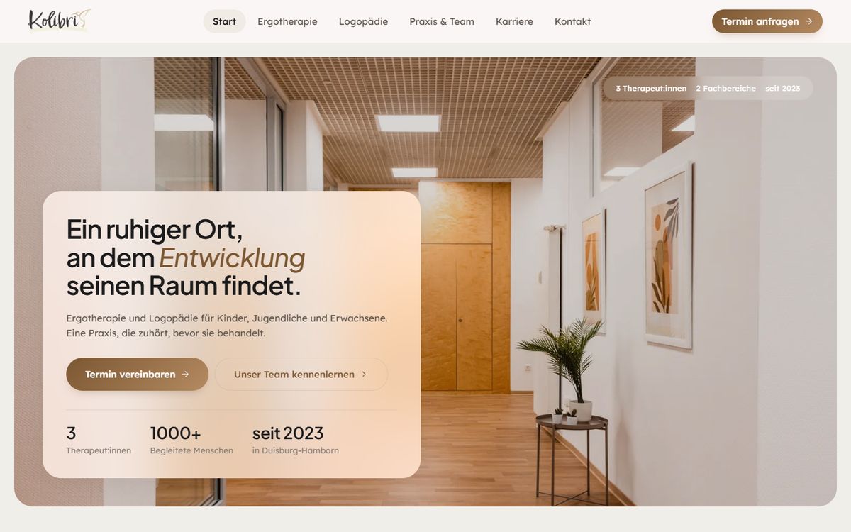 Home page of praxiskolibri.eu: the practice’s hallway with pictures and a plant, in front of it the card “Ein ruhiger Ort, an dem Entwicklung seinen Raum findet.” (A quiet place where development finds its space.)